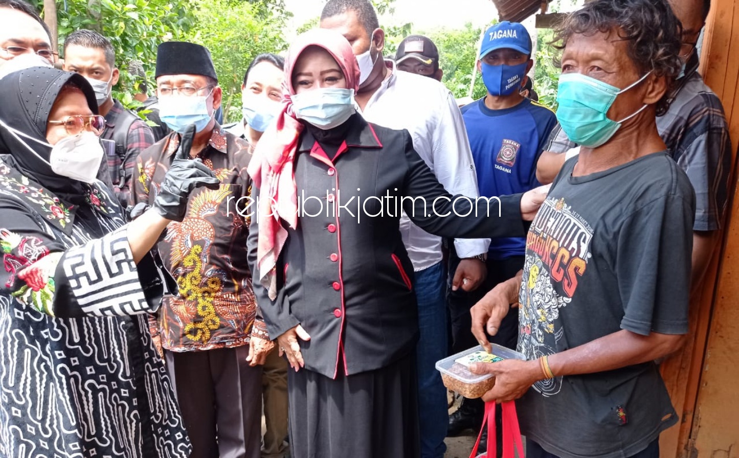 AMANAH - Mensos RI, Tri Rismaharini memberi pesan kepada Wakil Bupati Ponorogo, Lisdyarita untuk memperbaiki rumah warga berkebutuhan khusus di Ponorogo, Minggu (27/12/2020).
