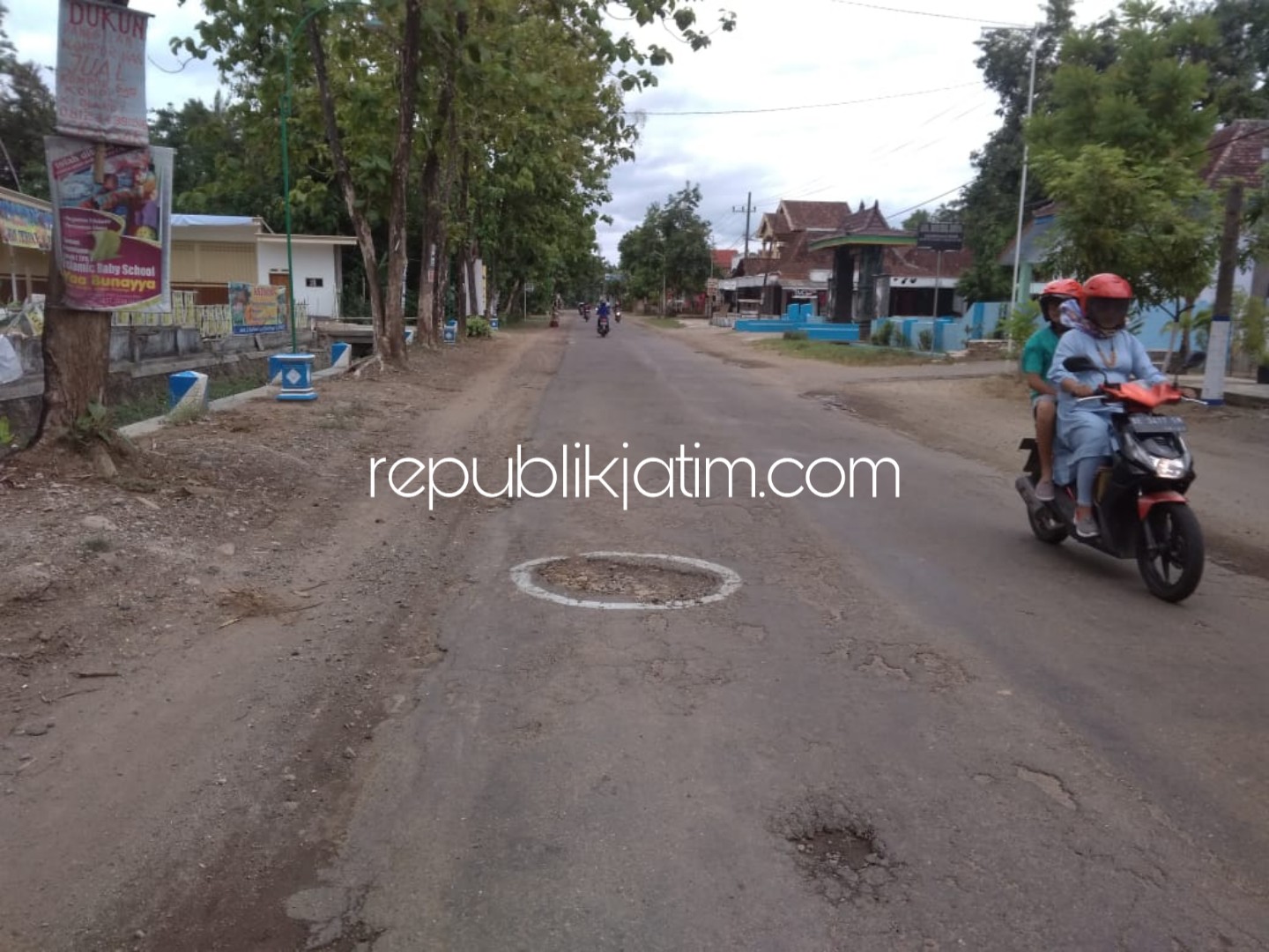 BERLUBANG - Sejumlah titik jalan Kabupaten Ponorogo dipenuhi lubang dipersoalkan para pengguna jalan, Kamis (27/12/2018).