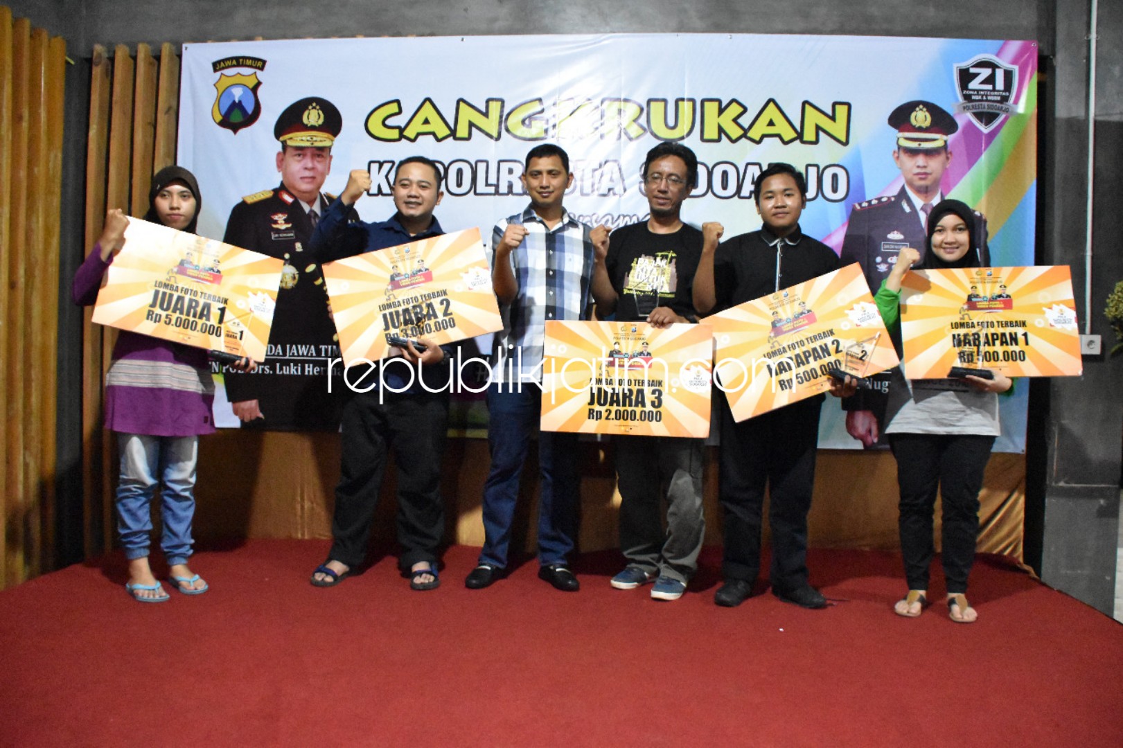 BAGI HADIAH - Kapolresta Sidoarjo, AKBP Zain Dwi Nugroho memberikan hadiah untuk pemenang lomba video pendek dan foto di Kafe Resto Aren, Sidoarjo, Kamis (27/12/2018) malam.