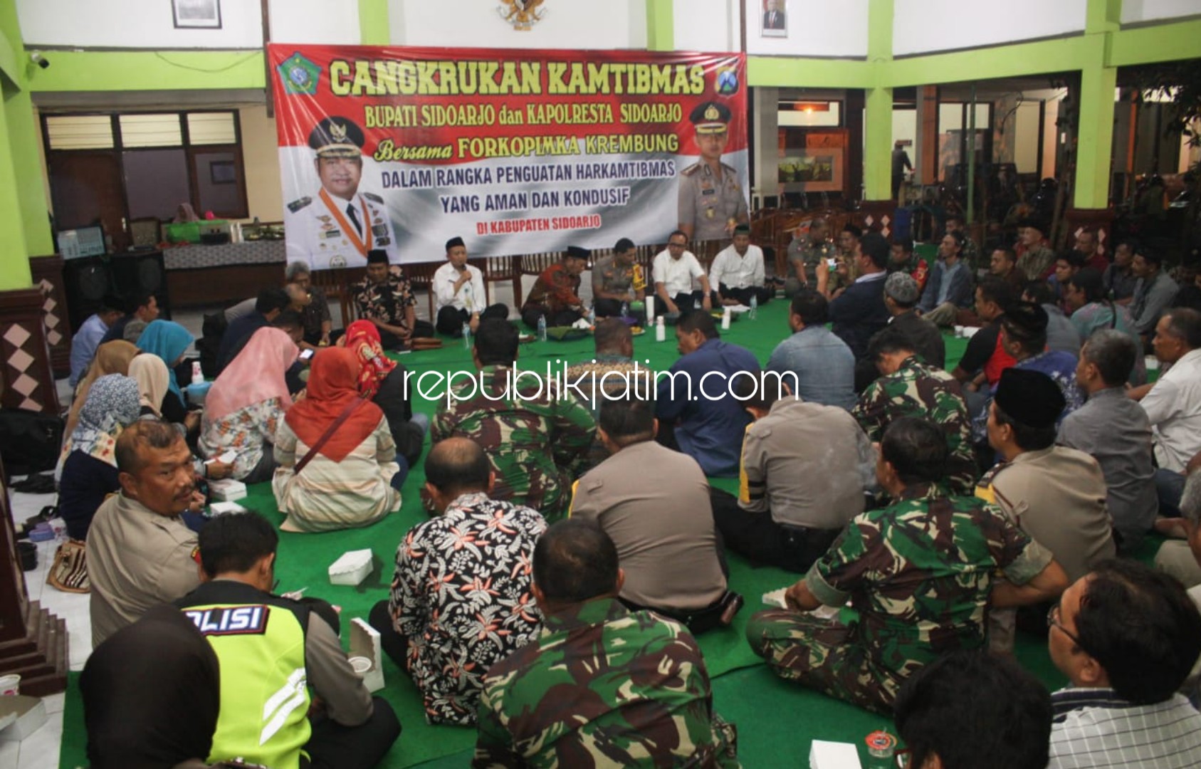 CANGKRUKAN - Kapolresta Sidoarjo, Kombes Pol Zain Dwi Nugroho dan Bupati Sidoarjo, Saiful Ilah menggelar cangkrukan bersama warga Krembung, Jumat (27/12/2019) malam.