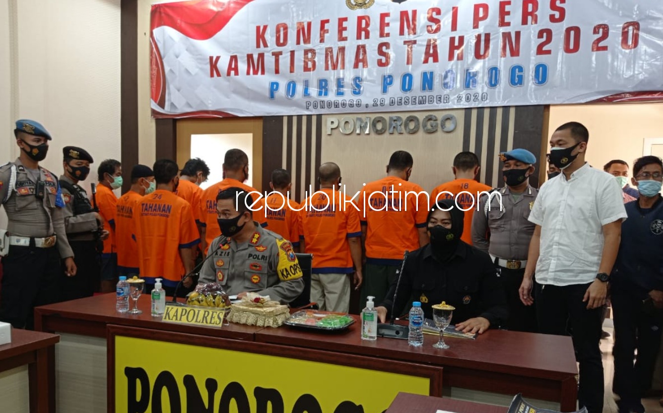 KONFERENSI PERS - Kapolres Ponorogo, AKBP Mochamad Nur Azis saat membeberkan kasus sepanjang Tahun 2020 di ruang pusat Gatra Polres Ponorogo, Selasa (29/12/2020).