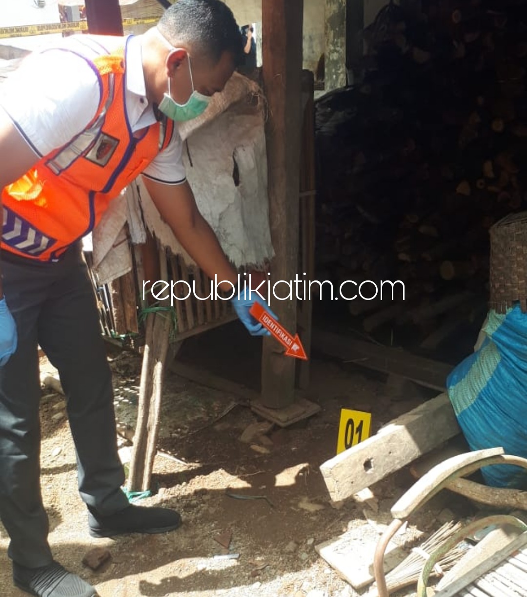 OLAH TKP - Petugas Polres Ponorogo dan Polsek Mlarak menggelar olah TKP tewasnya bayi yang baru lahir, Selasa (29/12/2020).