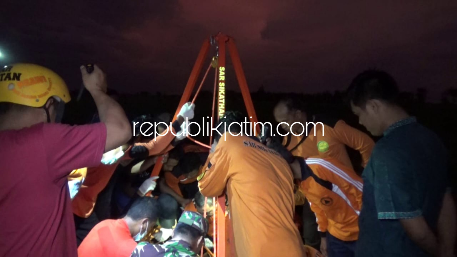 EVAKUASI - Sejumlah petugas mengevakuasi jenazah Seneng yang tewas di dalam sumur warga Desa Keniten, Kecamatan Geneng, Ngawi lantaran menghirup racun, Jumat (28/12/2018).