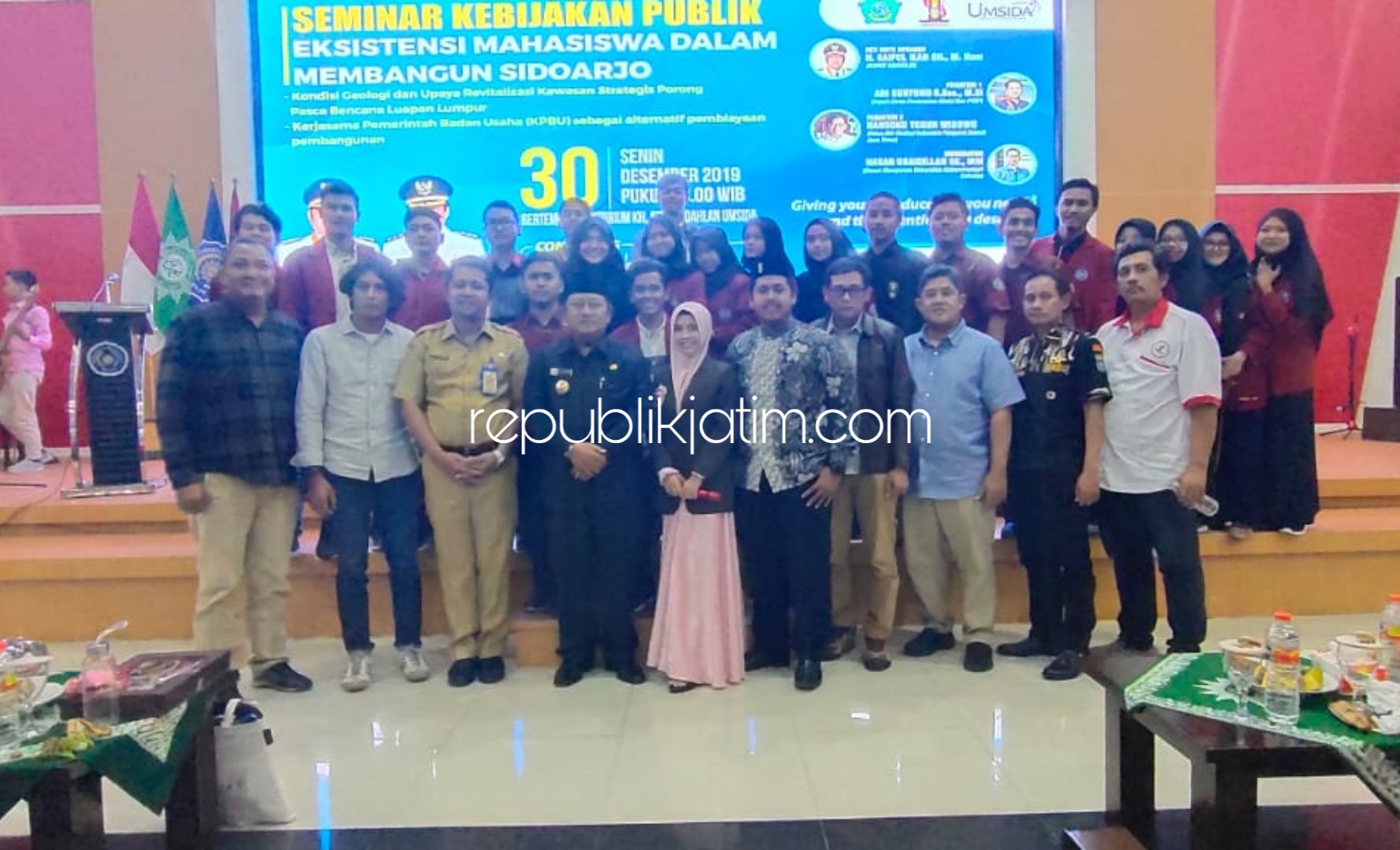 BERSAMA - Bupati Sidoarjo, Saiful Ilah berfoto bersama para narasumber dan peserta seminar Kebijakan Publik di Aula Umsida Sidoarjo, Senin (30/12/2019).