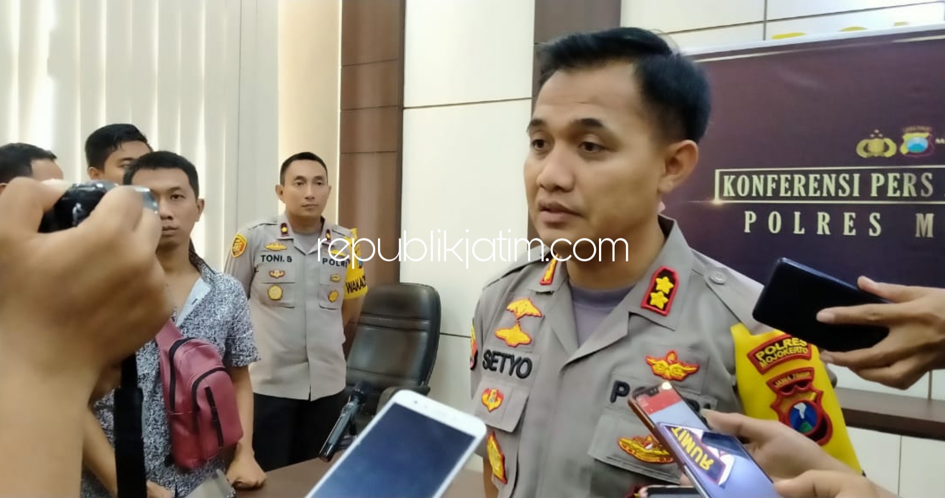 KETERANGAN - Kapolres Mojokerto, AKBP Setyo Koes Heriyatno memberikan keterangan pers soal kasus kriminal, laka lantas dan narkoba, Senin (30/12/2019) sore.