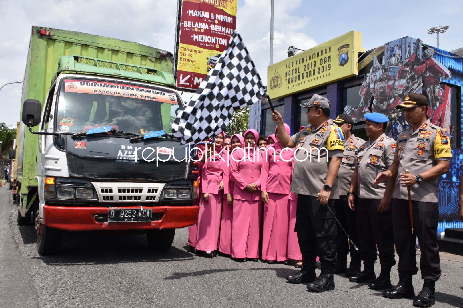 BANTUAN - Kapolda Jatim Irjen Pol Luki Hermawan mengunjungi Pos Pam Ops Lilin Semeru 2018 di Sidoarjo dan memberangkatkan 5 truk bantuan Tsunami di Banten, Senin (31/12/2018).