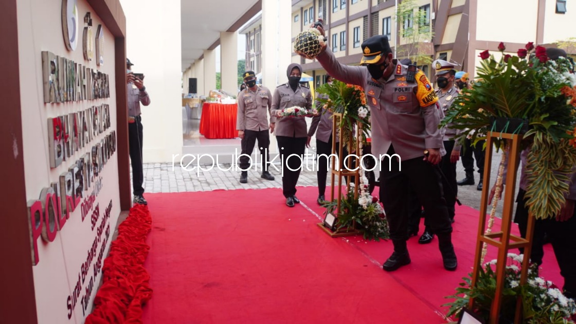 RESMIKAN - Kapolresta Sidoarjo Kombes Pol Kusumo Wahyu Bintoro meresmikan Rumah Negara Bhayangkara (Rumah Dinas Personel Polri) yang lokasinya ada di belakang Polresta Sidoarjo, Kamis (30/12/2021).