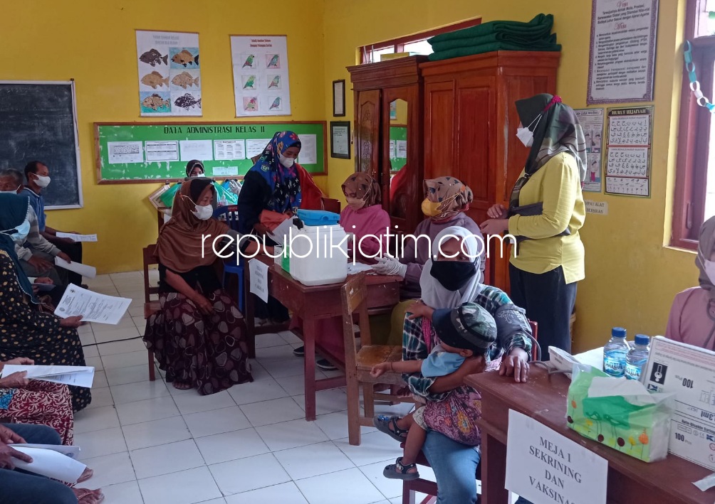 VAKSIN - Camat Bungkal Siti Hanifah (berkaos kuning) saat mengecek lokasi Vaksin di SDN 3 Munggu, Kecamatan Bungkal, Ponorogo, Jumat (31/12/2021).