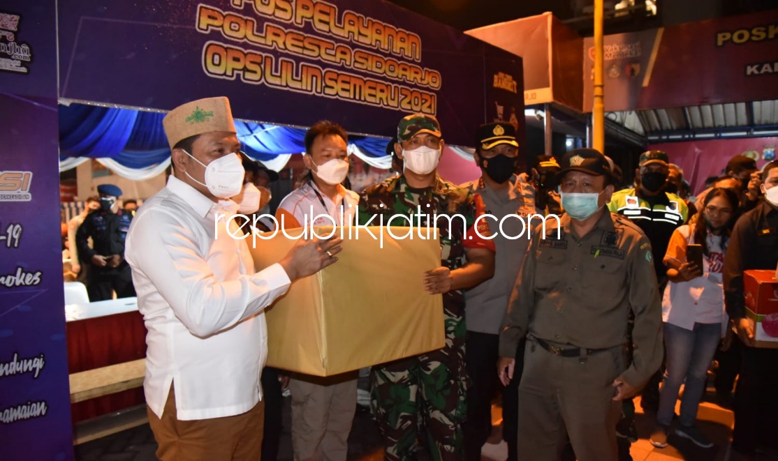 CEK - Rombongan Forkopimda Sidoarjo mengecek salah satu Pospam di Krian Sidoarjo, Jumat (31/12/2021) malam