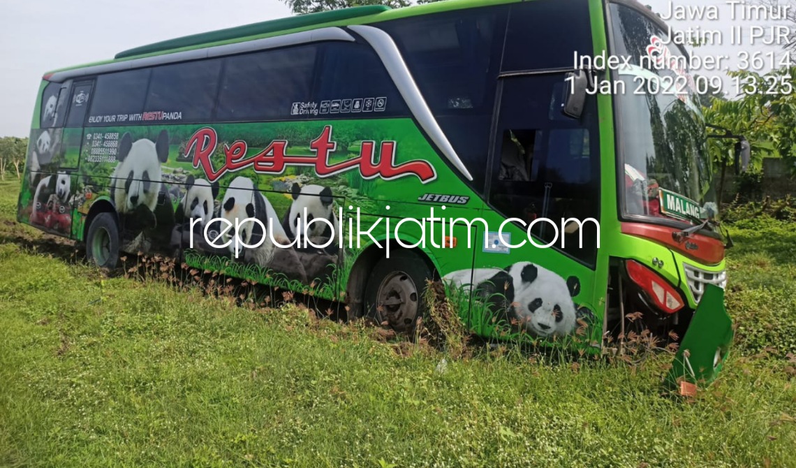 NYUNGSEP - Bus Restu bernopol N 7067 UG yang dikemudikan Aris Kristianto (38) warga Kompleks Pasar Parvi Mulyo, Manokwari nyungsep di Tol Gempol - Sidoarjo, Desa Ketegan, Kecamatan Tanggulangin, Sidoarjo, Sabtu (01/01/2022).