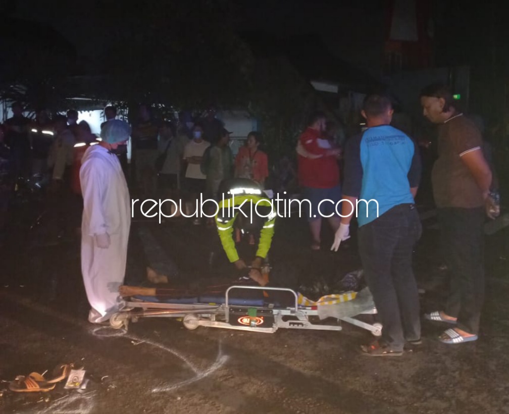 EVAKUASI - Petugas mengevakuasi korban, M Tegar Islani (14) warga Perum BCF Sekawan Wangi Raya, pengendara motor Honda W 3893 WQ usai bertabrakan dengan mobil Toyota Innova di JL Raya Sidoklumpuk, Kecamatan Sidoarjo, Minggu (02/01/2022) dini hari.