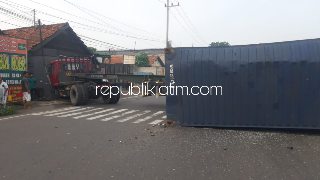 TERGULING - Truk Tlailer bernopol B 9215 BYU yang kemudikan Warsidi (54) warga Dusun Ngitik, Desa Tanjungharjo, Kecamatan Kapas, Bojonegoro terguling di JL Raya Geluran, Kecamatan Taman, Sidoarjo, Senin (03/01/2022).