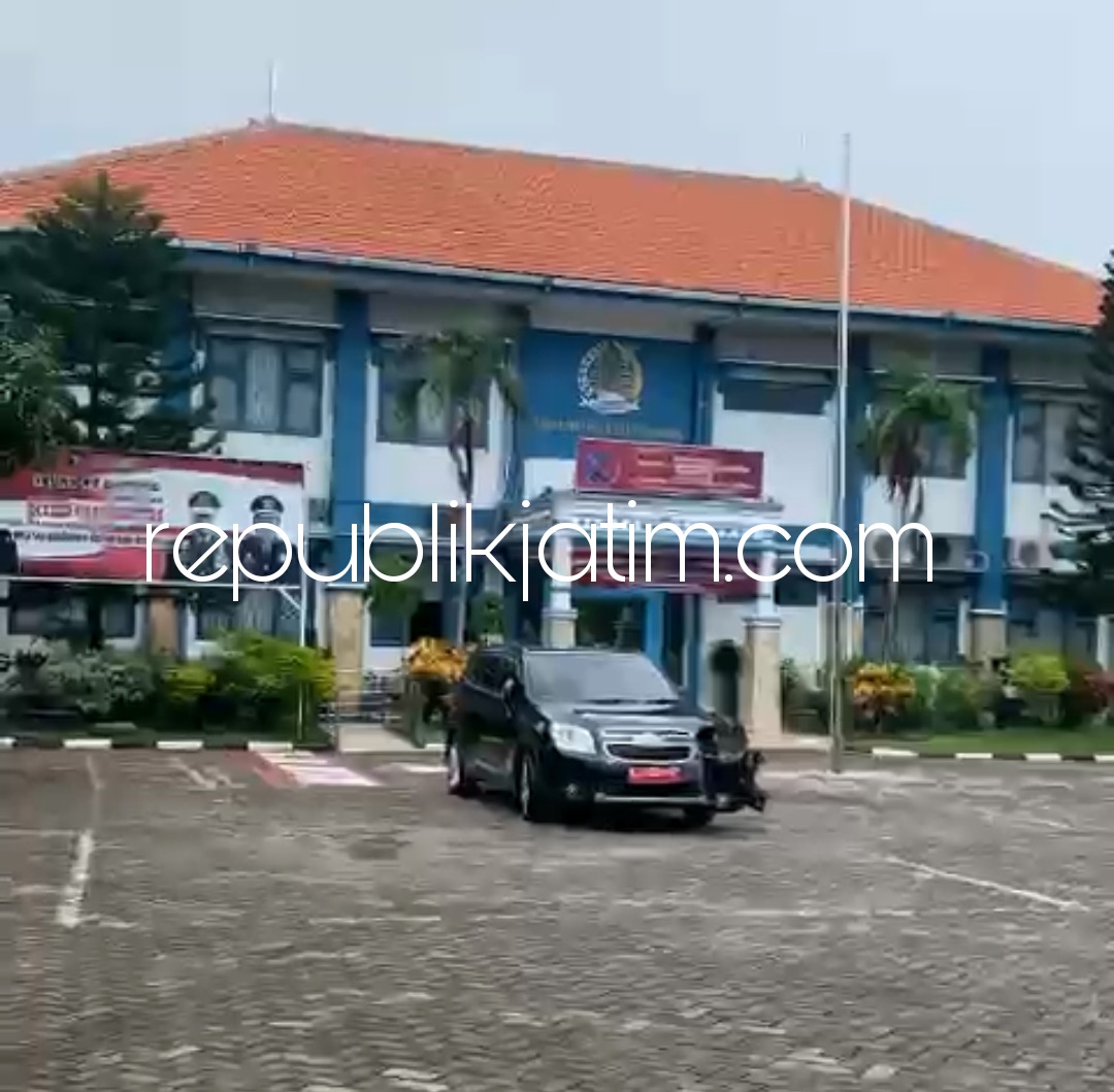 KABUR - Deteni asal Palestina, Moin D Habib Bin Habib Mohammad (41) melarikan diri dari Rudenim Surabaya di Desa Raci, Kecamatan Bangil, Pasuruan dengan membawa mobil Dinas Chevrolet nopol N 1030 SP dan menabrak depan pintu Rudenim, Minggu (03/01/2022).