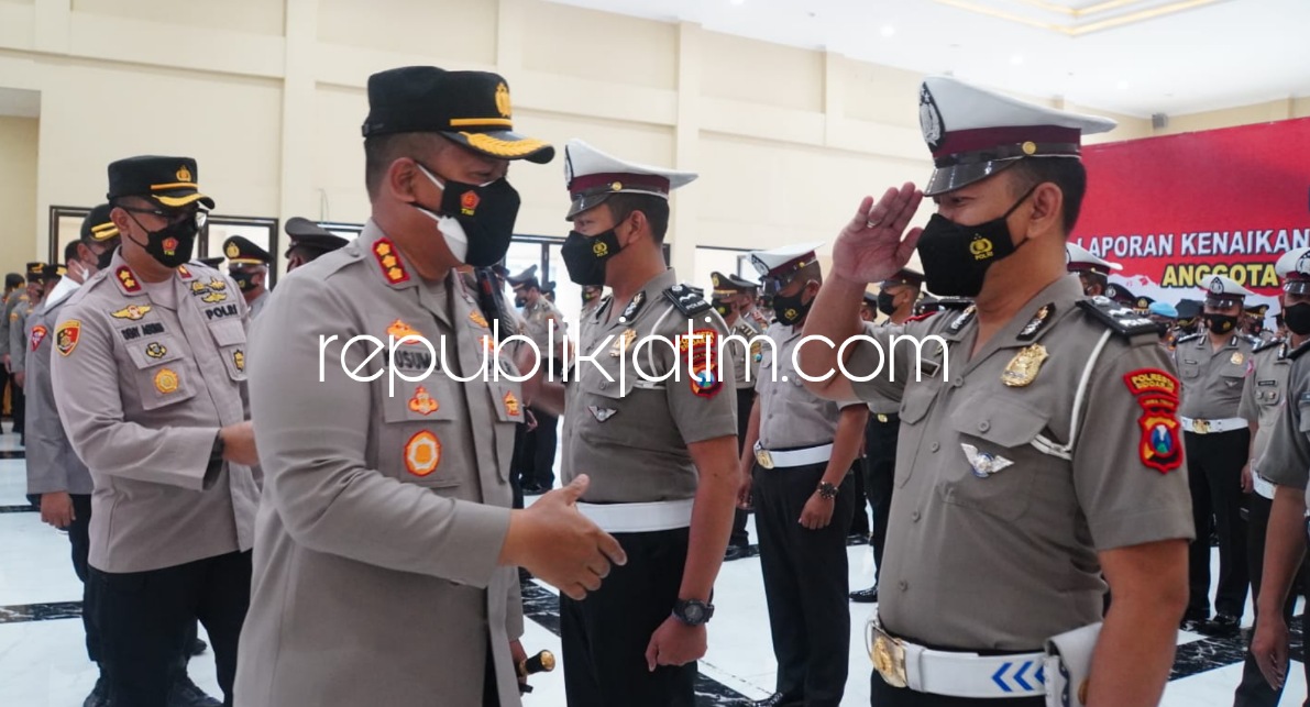 KENAIKAN - Kapolresta Sidoarjo Kombes Pol Kusumo Wahyu Bintoro memimpin upacara kenaikan pangkat 131 anggota dan polsek jajaran mendapatkan kenaikan pangkat setingkat lebih tinggi di Gedung Serbaguna Polresta Sidoarjo, Senin (03/01/2022).