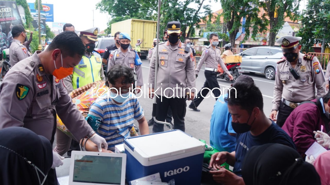 CEGAH - Kapolresta Sidoarjo Kombes Pol Kusumo Wahyu Bintoro mengecek antisipasi penyebaran varian baru Covid-19 (Omicron) dengan razia vaksi dan edukasi protokol kesehatan secara humanis di batas Sidoarjo - Surabaya, di Pos P1 Waru, Selasa (04/01/2022).
