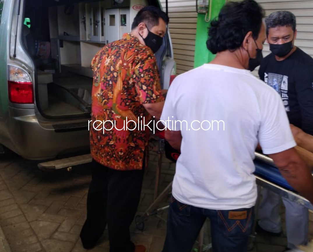 EVAKUASI - Petugas mengevakuasi pria tanpa indentitas yang ditemukan warga dengan kondisi tergeletak di area Los E Pasar Baru Porong, Kelurahan Juwetkenongo, Kecamatan Porong, Sidoarjo, Selasa (04/01/2022).