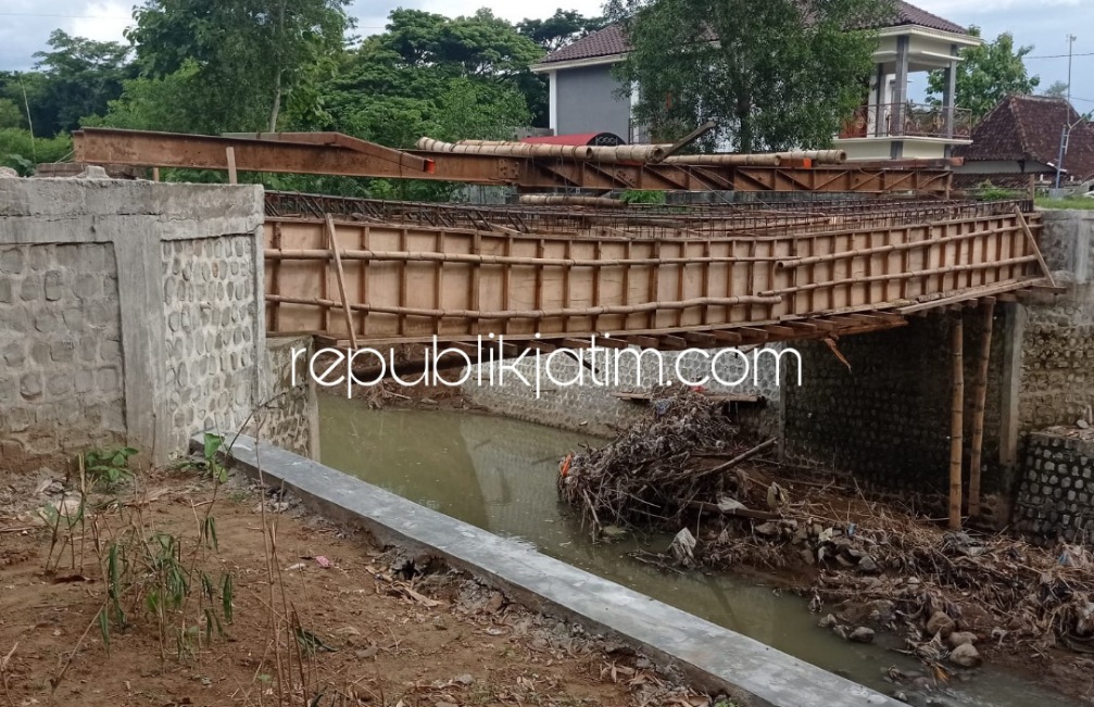 PUTUS KONTRAK- Salah satu dari empat jembatan yang proyek pembangunannya diputus kontrak seperti proyek Jembatan Doplang, Desa Bajang, Kecamatan Balong, Ponorogo, Selasa (04/01/2022). 