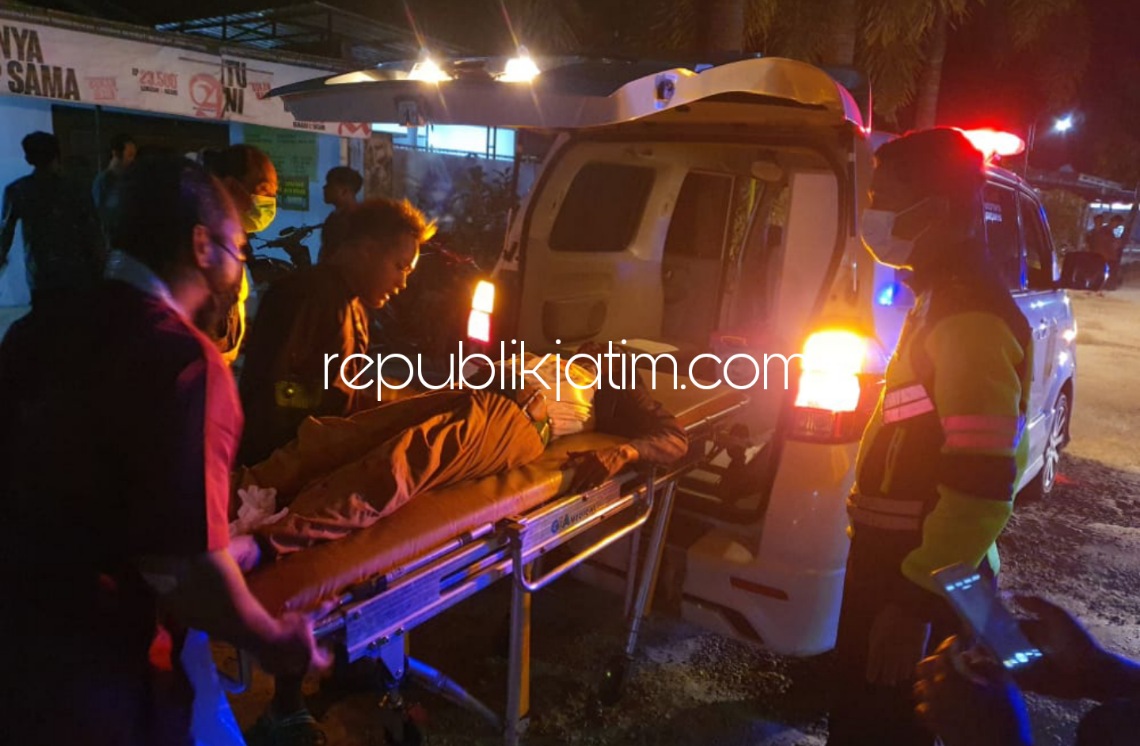 JALAN BERLUBANG - Gara-gara terperosok lubang JL Raya Somoroto - Ngumpul, Ponorogo pengendara motor, Imam Romli dilarikan ke RSUD dr Hardjono, Ponorogo, Selasa (04/01/2022) malam. 