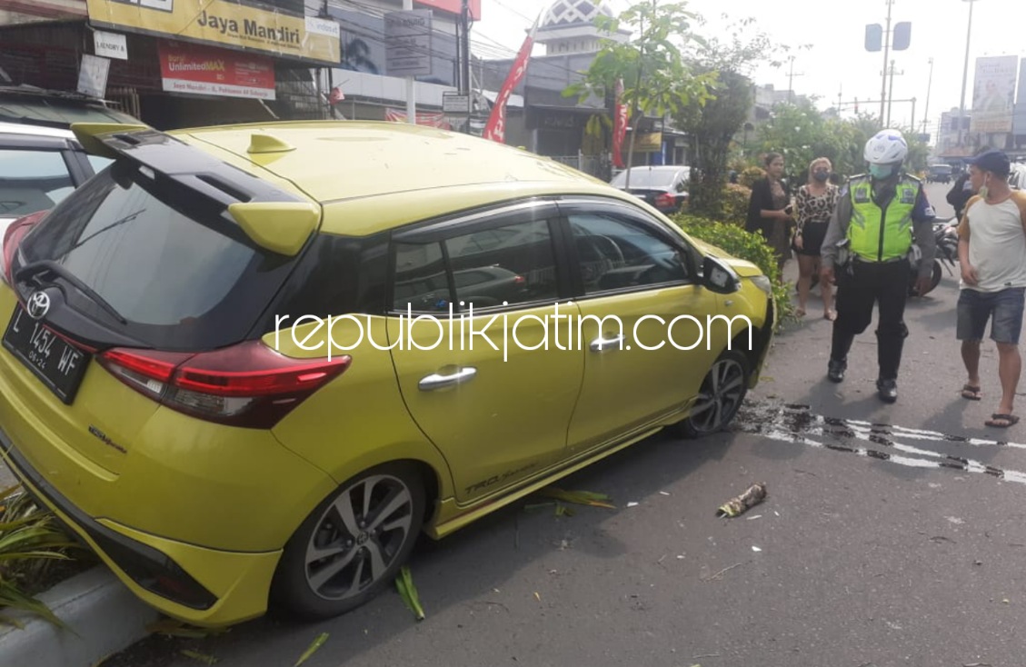 JUMPING - Kecelakaan tunggal mobil Toyota Yaris bernopol W 1454 WF jumping ke median jalan yang ada di depan Ramayana JL Pahlawan, Sidoarjo, Rabu (05/01/2022).