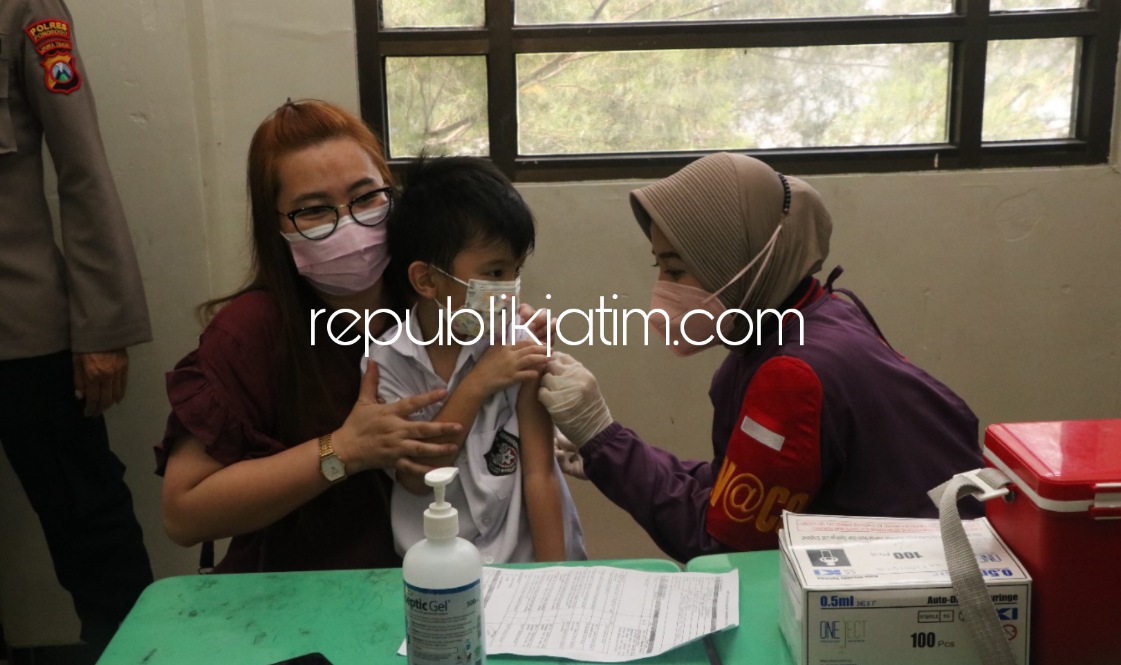 VAKSIN - Sebanyak 50 siswa berusia 6 sampai 11 tahun mendapatkan vaksinasi dosis 1 di sekolah Bright Kiddie, Ponorogo, Selasa (05/01/2022).