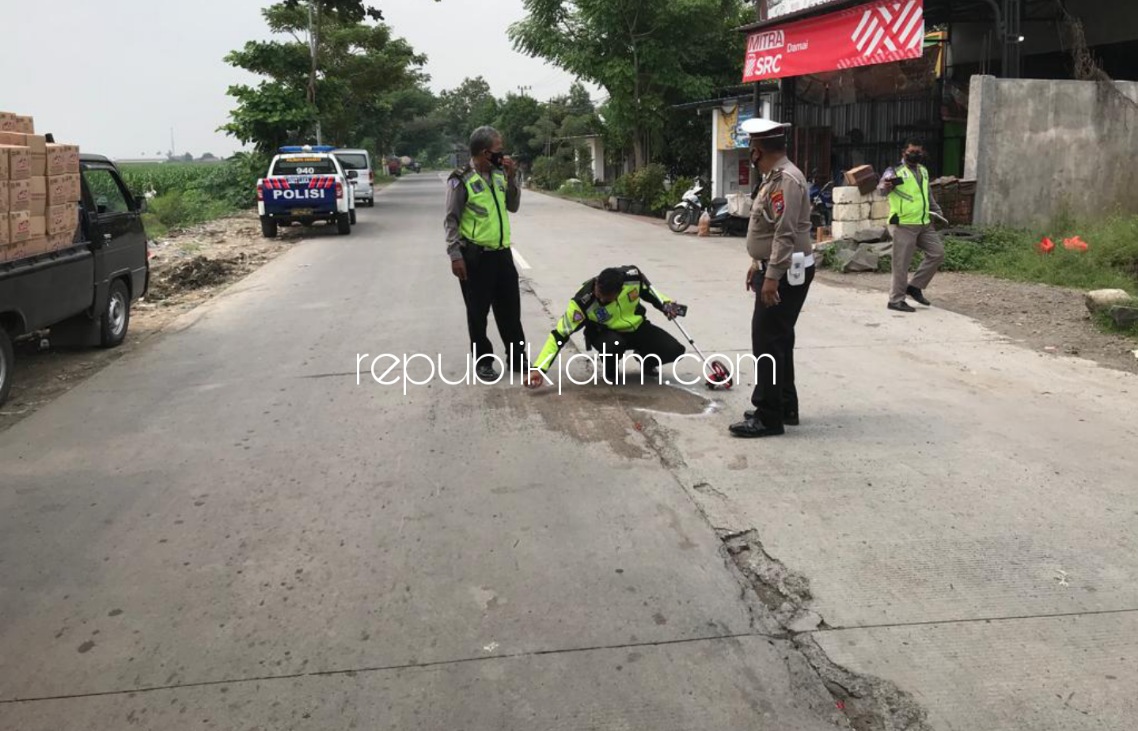 OLAH TKP - Sejumlah petugas Unit Laka, Satuan Lantas, Polresta Sidoarjo melakukan olah TKP pelajar tewas terlindas truk trailer di JL Raya Cangkring, Kecamatan Krembung, Sidoarjo, Rabu (05/01/2022).