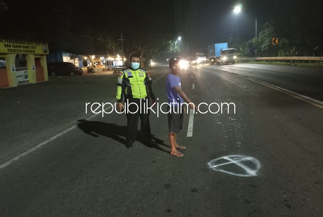 OLAH TKP - Petugas Unit Laka, Satuan Lantas, Polresta Sidoarjo menggelar olah TKP kecelakaan mobil pikup dan dua motor yang jadi korban mobil slip ban kanan di JL Raya Surabaya - Mojokerto, Seduri, Kecamatan Balongbendo, Sidoarjo, Rabu (05/01/2022) malam.