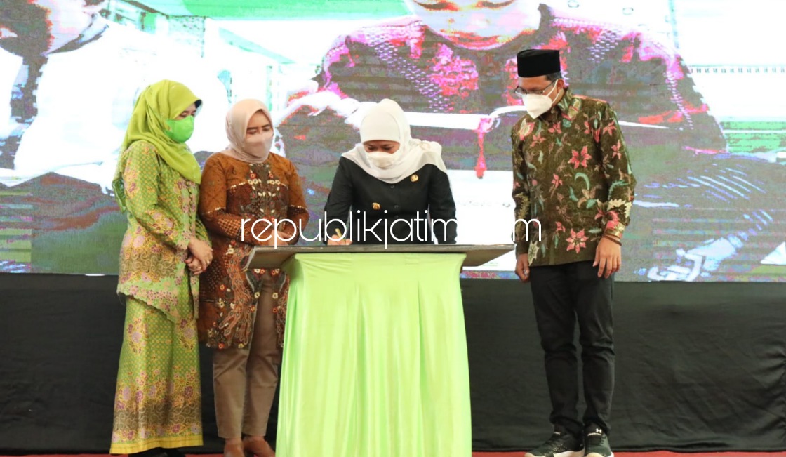 RESMIKAN - Gubernur Jatim, Khofifah Indar Parawansa bersama Bupati Sidoarjo, Ahmad Muhdlor Ali dan Kepala MTs Bilingual Muslimat NU Pucang meresmikan dan meninjau gedung Boarding School, Kamis (06/01/2022).