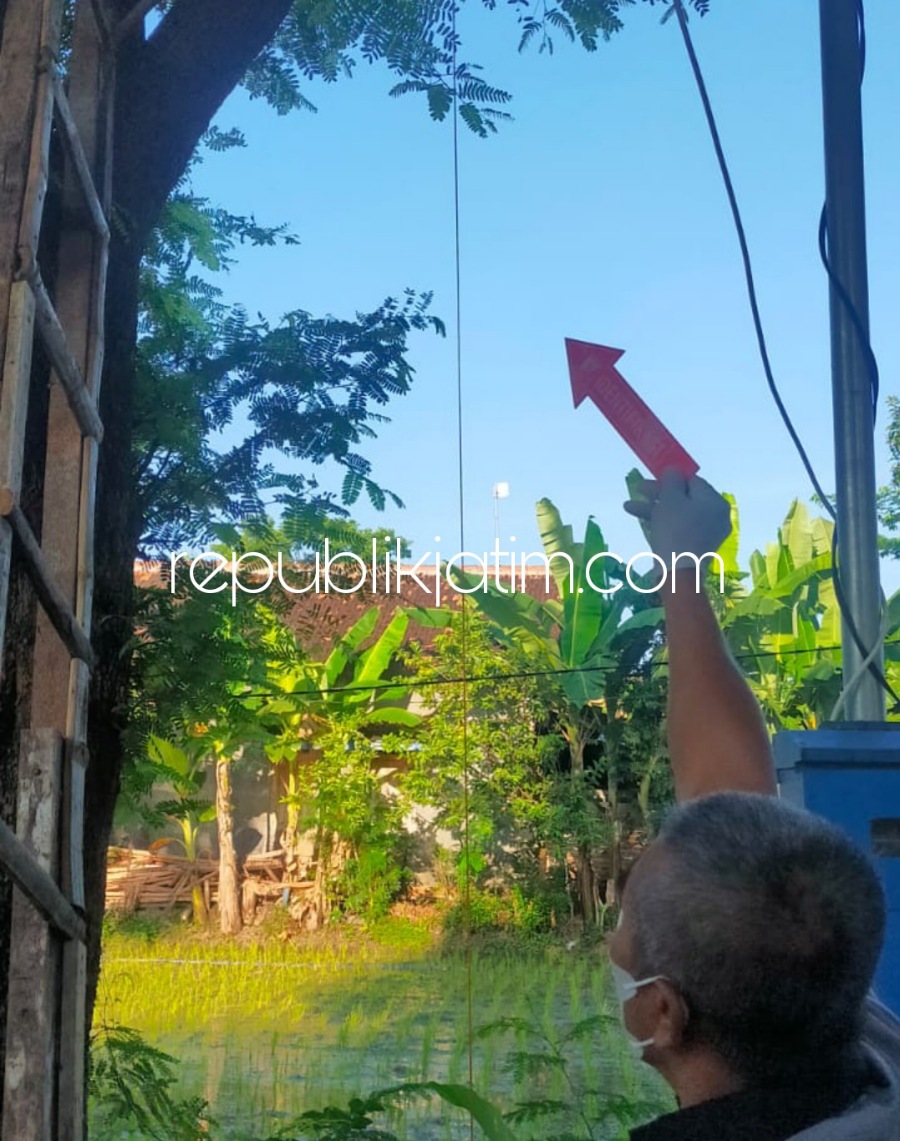 GANTUNG DIRI - Diduga karena depresi masalah asmara dengan tunangan bekerja di Taiwan, Amsori prayitno (36) tahun nekad akhiri hidup dengan gantung diri di pohon asem Desa/Kecamatan Sukorejo, Ponorogo, Kamis (06/01/2022).