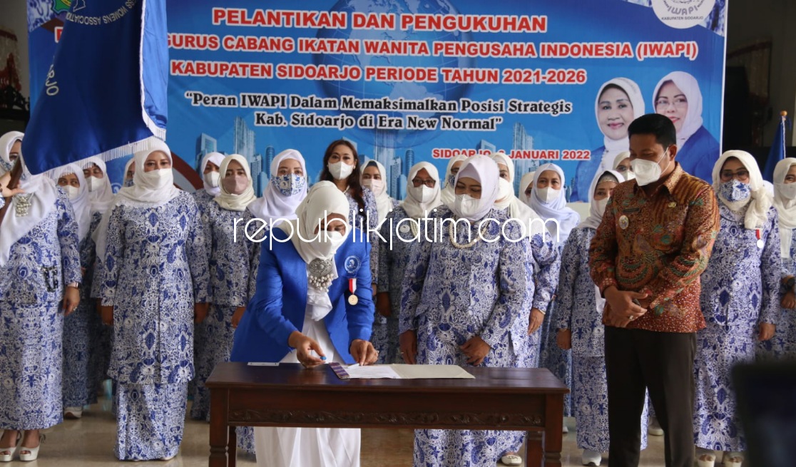 PELANTIKAN - Wabup Sidoarjo, Subandi beserta istri dr Sriatun menghadiri acara Pelantikan dan Pengukuhan Dewan Pengurus IWAPI Kabupaten Sidoarjo periode 2021-2021 di Pendopo Delta Wibawa, Kamis (06/01/2022).
