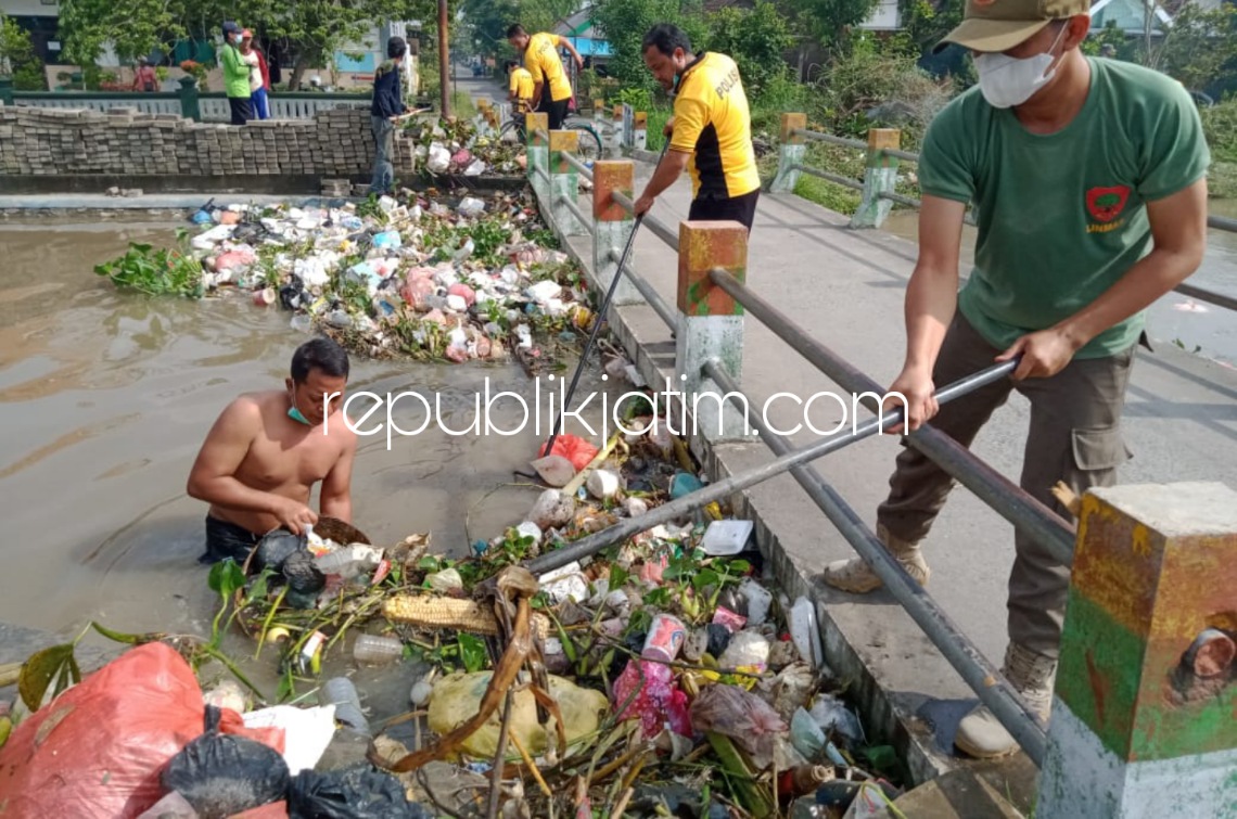 BERSIHKAN - Forkopimka Wonoayu bersama masyarakat membersihkan Avfur Kemasan di Desa Candinegoro, Kecamatan Wonoayu, Sidoarjo, Jumat (07/01/2022). 