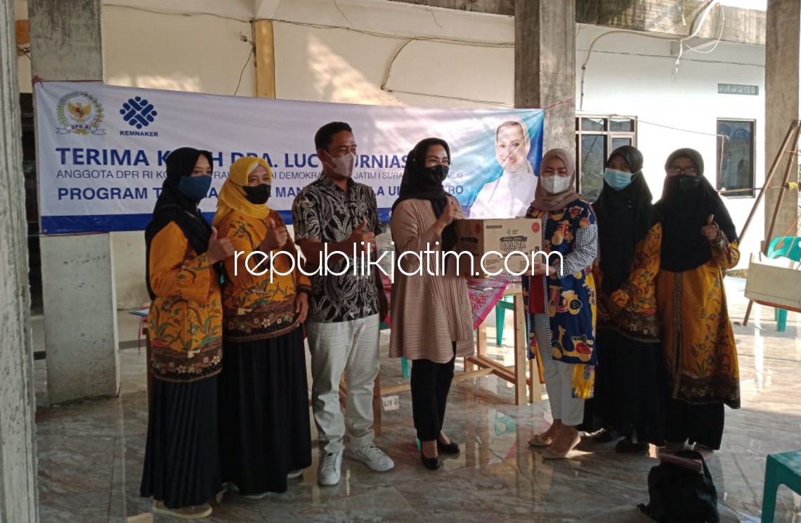 SERAHKAN - Sejumlah pelaku UMKM Desa Penambangan, Kecamatan Balongbendo menerima bantuan TKM dari anggota Komisi IX DPR RI Dapil Surabaya - Sidoarjo, Lucy Kurniasari didampingi Kades Helmi Firmansyah di Pendopo Desa setempat, Kamis (06/01/2022).