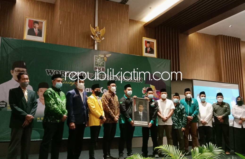 TELADANI - Bupati Sidoarjo Ahmad Muhdlor Ali meminta warga teladani Gus Dur di sela Workshop Kebangsaan dalam rangka Peringatan Haul ke 12 Gus Dur yang digelar DPC PKB Sidoarjo di Hotel Aston Kahuripan, Sidoarjo, Sabtu (08/01/2022). 