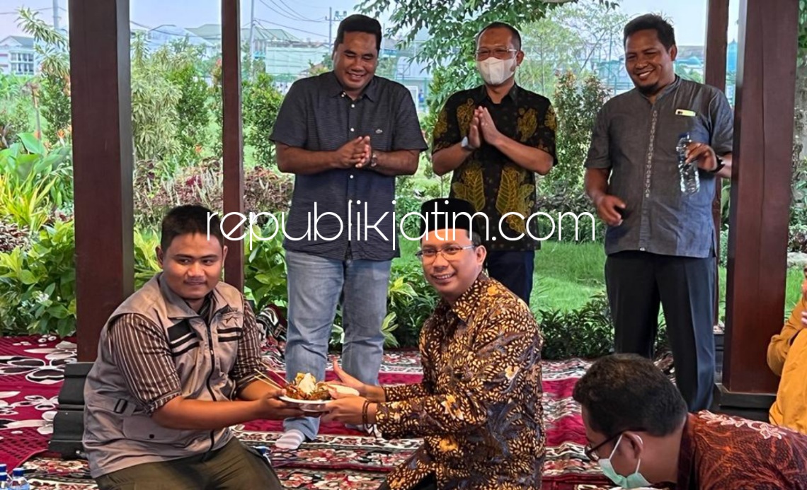 RELAWAN - Bupati Sidoarjo, Ahmad Muhdlor Ali di sela pertemuan dengan Relawan Delta Ranger Sidoarjo di Pondok Pesantren Bumi Sholawat Desa Lebo, Kecamatan Sidoarjo, Sabtu (08/01/2022) sore. 