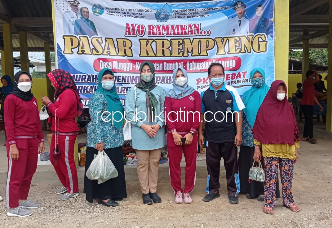 PASAR KREMPYENG - Camat Bungkal (tengah bawa tas) diapit staf kecamatan dan perangkat Desa Munggu saat meninjau Pasar Krempyeng Desa Munggu, Kecamatan Bungkal, Ponorogo sambil belanja kebutuhan di Pasar Krempyeng, Minggu (09/01/2022).