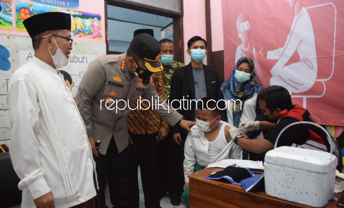 VAKSIN - Kapolresta Sidoarjo Kombes Pol Kusumo Wahyu Bintoro mengecek ke RA dan MI Yayasan Al Qodir, Desa Wage, Kecamatan Taman, Sidoarjo sekaligus memantau Vaksinasi Merdeka Anak sejumlah 300 dosis, Selasa (11/01/2022).