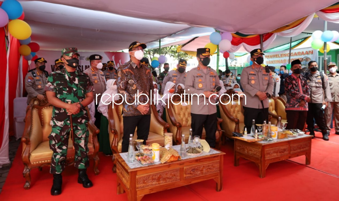 VAKSIN - Kapolda Jatim, Irjen Pol Nico Afinta, Pejabat Utama Polda Jatim dan Forkopimda Sidoarjo mengecek vaksinasi di MI Ar Rohman Gedangan, Sidoarjo serta vaksinasi merdeka serentak dipimpin Kapolri Jenderal Listyo Sigit Prabowo, Selasa (11/01/2022).