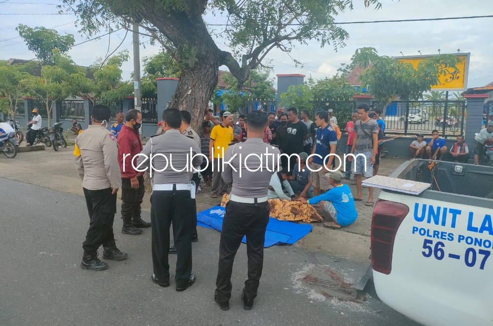 OLAH TKP - Sejumlah petugas Unit Laka, Satuan Lantas, Polres Ponorogo mengevakuasi para korban kecelakaan sekaligus menggelar olah TKP kecelakaan melibatkan dua motor di depan Balai Desa Serangan, Kecamatan Sukorejo, Ponorogo, Selasa (11/01/2022).