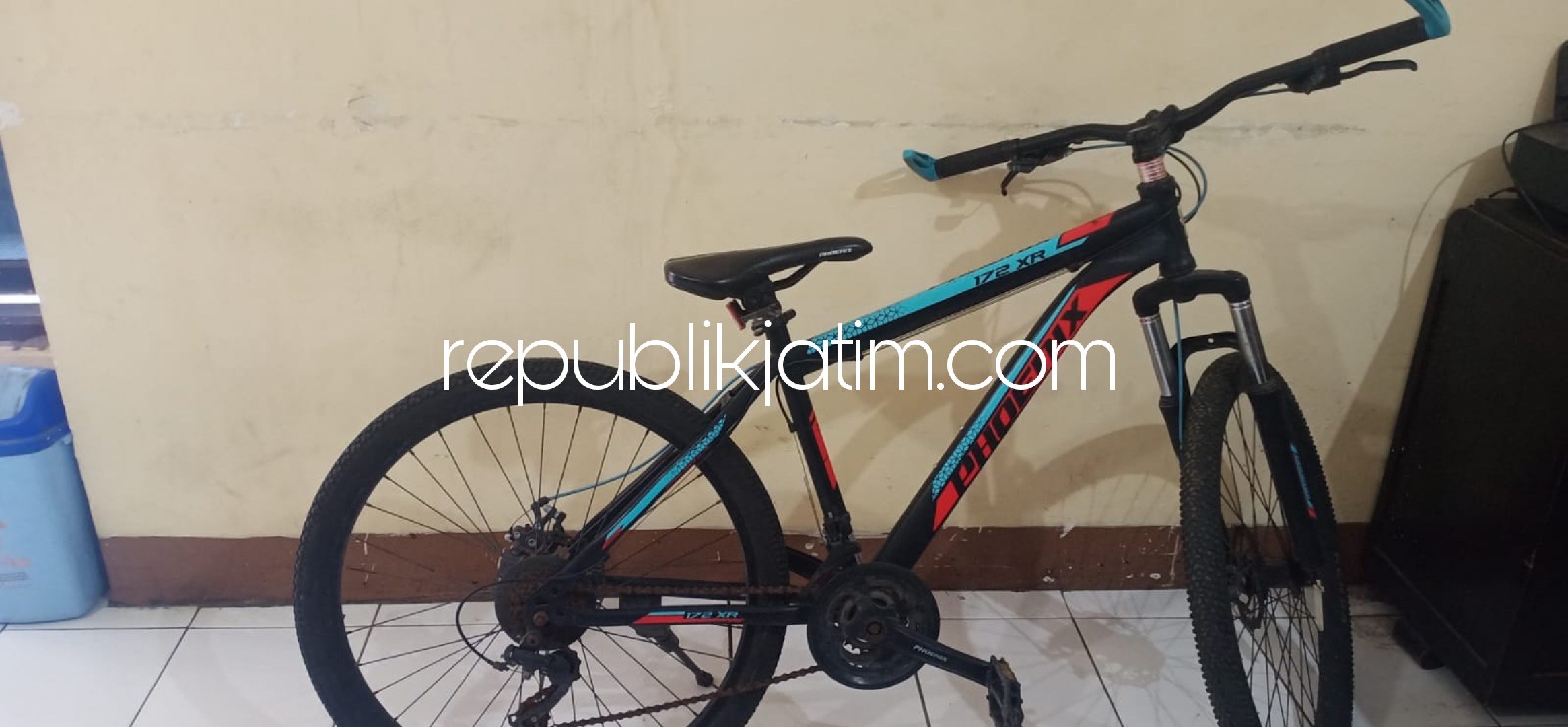 BARANG BUKTI - Petugas mengamankan barang bukti curian sepeda onthel (angin) yang digondol pencuri dari salah satu rumah warga di Perum Mandiri Residence, Desa Jerukgping, Kecamatan Krian, Sidoarjo, Rabu (12/01/2022).