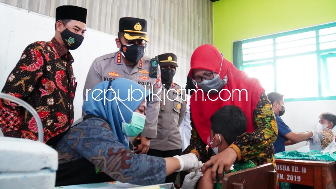VAKSIN - Kapolresta Sidoarjo Kombes Pol Kusumo Wahyu Bintoro mengecek pelaksanaan vaksinasi Covid-19 dosis kedua bagi anak usia 6 sampai 11 tahun di Madrasah Ibtidaiyah Negeri (MIN) 2 Sedati, Sidoarjo, Rabu (12/01/2022).