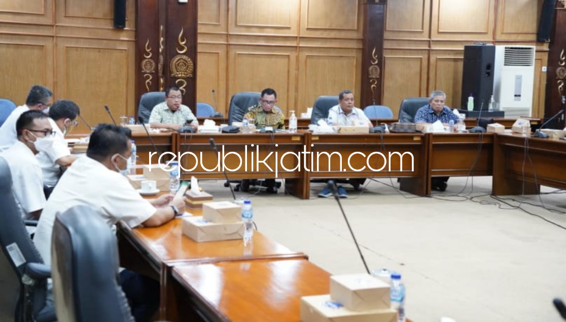 LELANG PARKIR - Anggota dan pimpinan Komisi B DPRD Sidoarjo menggelar hearing soal Lelang Parkir dengan menghadirkan TKKSD di ruang Paripurna DPRD Sidoarjo, Rabu (12/01/2022).