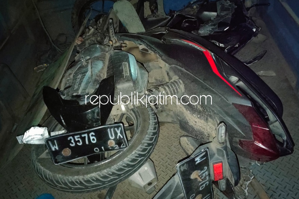 EVAKUASI - Warga mengevakuasi motor Honda Vario milik korban yang menabrak truk di JL Tropodo, Kecamatan Krian, Sidoarjo, Jumat (14/01/2022) dini hari.