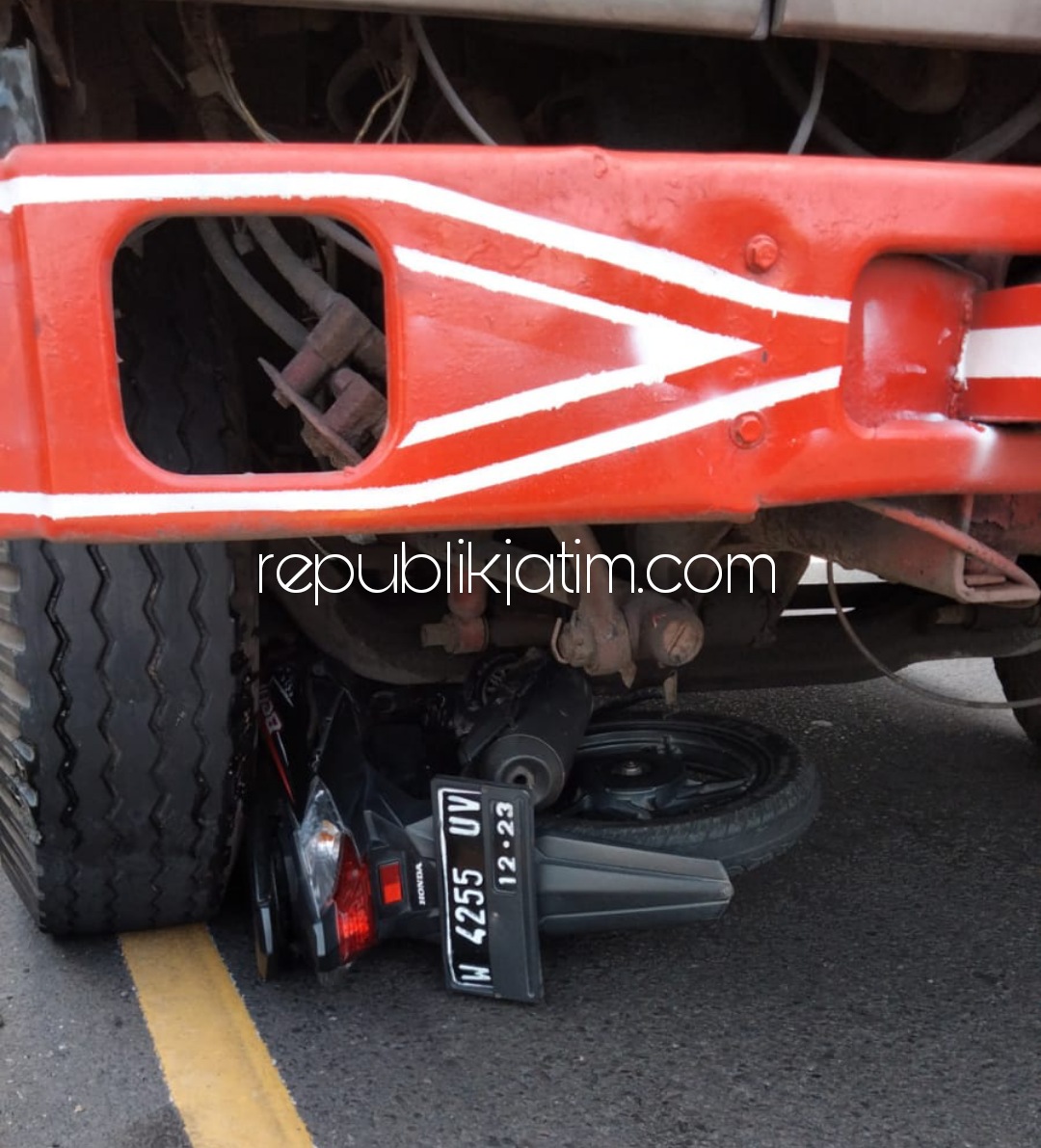 OLAH TKP - Sejumlah petugas Unit Laka, Satuan Lantas, Polresta Sidoarjo menggelar olah TKP kecelakaan motor lawan dump truk di JL Trosobo, Kecamatan Taman, Sidoarjo yang menyebabkan pengendara motor terluka, Jumat (14/01/2022).