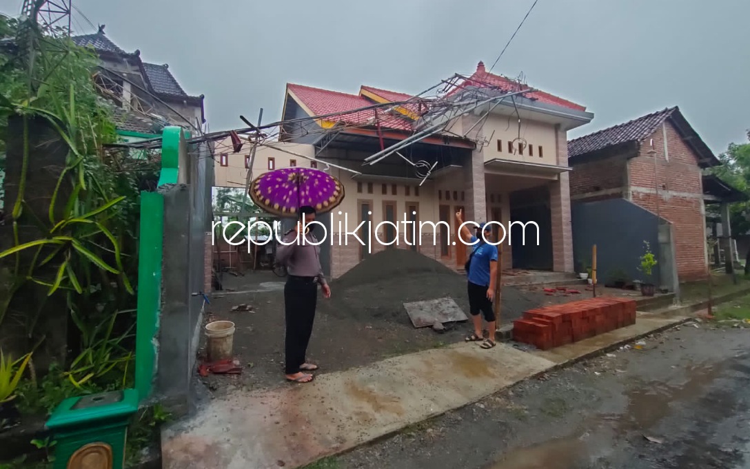 AMBRUK - Karena diterjang angin antena pemancar Radio Matrik FM di Desa Karanggebang, Kecamatan Jetis, Ponorogo roboh dan menimpa dua rumah sekaligus, Sabtu (15/01/2022) sore.