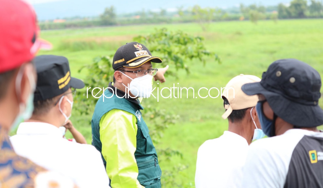 SIDAK - Bupati Sidoarjo, Ahmad Muhdlor Ali menggelar sidak ke lahan sawah seluas 23 di Dusun Gempolrawan, Desa Kedungrawan, Kecamatan Krembung, Sidoarjo yang sudah 7 tahun mangkrak dan tidak ditanami padi karena saluran irigasi, Jumat (14/01/2022) sore.