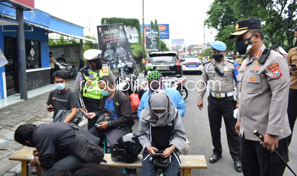 VAKSIN - Kapolresta Sidoarjo Kombes Pol Kusumo Wahyu Bintoro mengecek vaksinasi di wilayah perbatasan sebagai upaya memfilter penyebaran Covid-19 varian baru Omicron seperti di Pos P1 Waru, Sidoarjo, Minggu (16/01/2022).