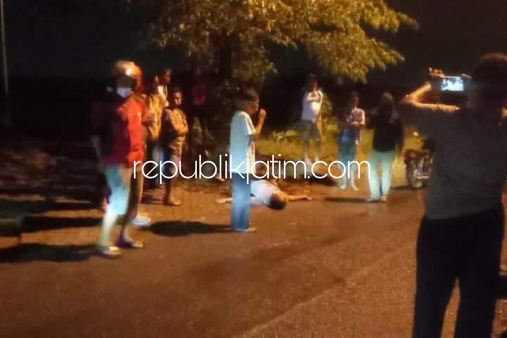 KORBAN - Korban begal Alex Yuli Hantoro (34) yang tinggal di Desa Suwaluh, Kecamatan Balongbendo mengalami luka bekas ditodong sajam di lehernya dan tergeletak di Dusun Jatisari, Desa Watesari, Kecamatan Balongbendo, Sidoarjo, Minggu (16/01/2022) malam.