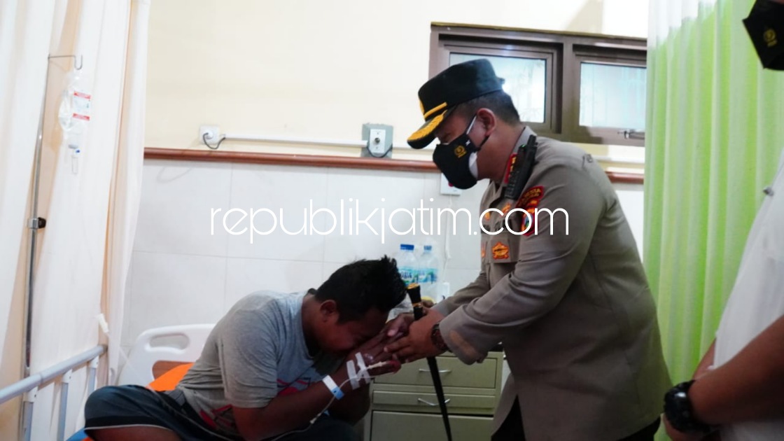 SAMBANGI - Kapolresta Sidoarjo Kombes Pol Kusumo Wahyu Bintoro menjenguk korban begal, Alex Yuli Hantoro (34) yang tinggal bersama mertuanya di RT 04, RW 01, Desa Suwaluh, Kecamatan Balongbendo, Sidoarjo, Senin (17/01/2022).