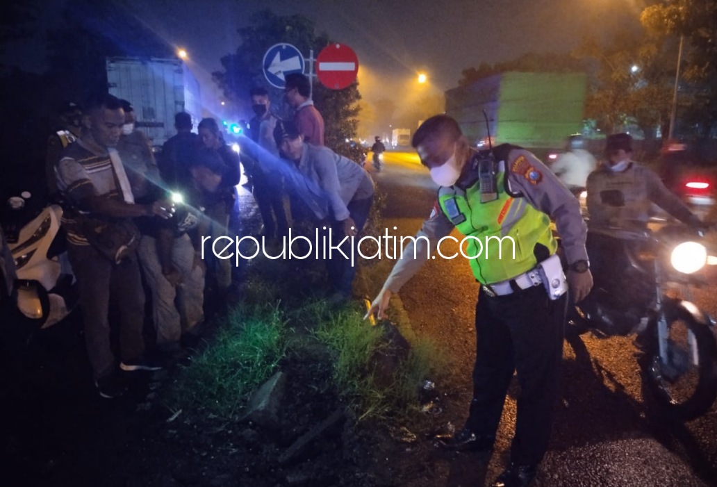 OLAH TKP - Sejumlah petugas Unit Laka, Satuan Lantas, Polresta Sidoarjo melaksanakan olah TKP dua pengendara motor tertabrak truk tronton box di JL Raya Desa Sidorejo, Kecamatan Krian, Sidoarjo, Selasa (18/01/2022) malam.