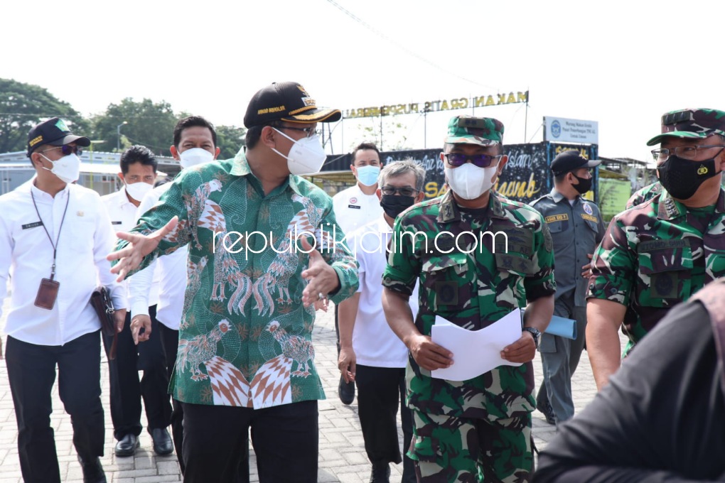 TINJAU - Bupati Sidoarjo, Ahmad Muhdlor Ali bersama Asisten Logistik (Aslog) Danlantamal V Kolonel Laut Utomo Budi meninjau lokasi calon Flyover di sekitar Bundaran Aloha, Kecamatan Gedangan, Sidoarjo, Rabu (19/01/2022). 