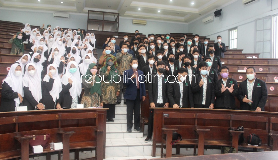 KULIAH UMUM - Puluhan siswa kelas X dan XI SMA Al Muslim menggelar kegiatan visit to campus di Fakultas Kedokteran, Universitas Airlangga (Unair) dalam meningkatkan wawasan siswa-siswi tentang perguruan tinggi negeri, Rabu (19/01/2022).